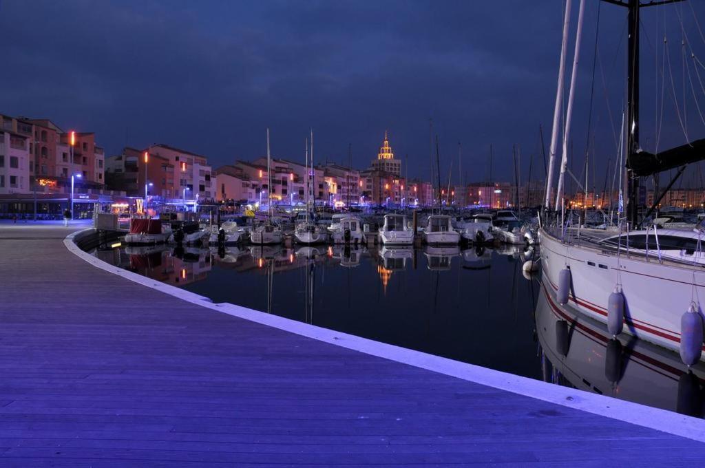 Studio Cabine Vue Port Avec Parking Prive, Piscine, Parc, Boulodrome Agde Exterior foto